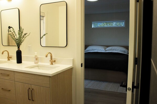 4 habitaciones, escritorio y tabla de planchar con plancha 