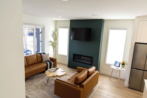 Smart-TV, Kamin, Bücher