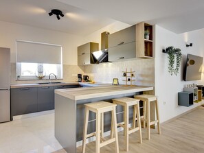 Fridge, oven, dishwasher, cookware/dishes/utensils - House Sunset by Interhome (Pula/Galižana)