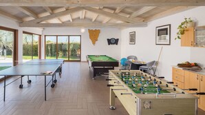 Ein großzügiger Innenbereich zum Vergnügen mit Tischtennis, Billard und Kicker.