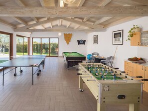 Ein großzügiger Innenbereich zum Vergnügen mit Tischtennis, Billard und Kicker.
