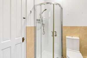 Shower, hair dryer, towels, soap - Spacious and Comfy 2 Bed Southampton Home Sleep 5 (Southampton)