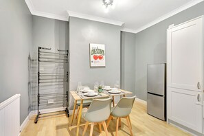 Dining - Spacious and Comfy 2 Bed Southampton Home Sleep 5 (Southampton)
