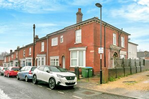 Exterior - Spacious and Comfy 2 Bed Southampton Home Sleep 5 (Southampton)