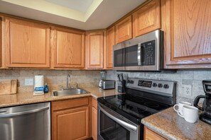 Wasserkocher mit Kaffee-/Teezubehör, Kühlschrank, Mikrowelle, Ofen