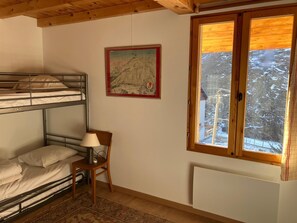 4 slaapkamers, een bureau, een strijkplank/strijkijzer, gratis wifi