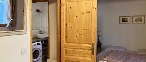 4 chambres, bureau, fer et planche Ă repasser, accĂšs au Wi-Fi (inclus)