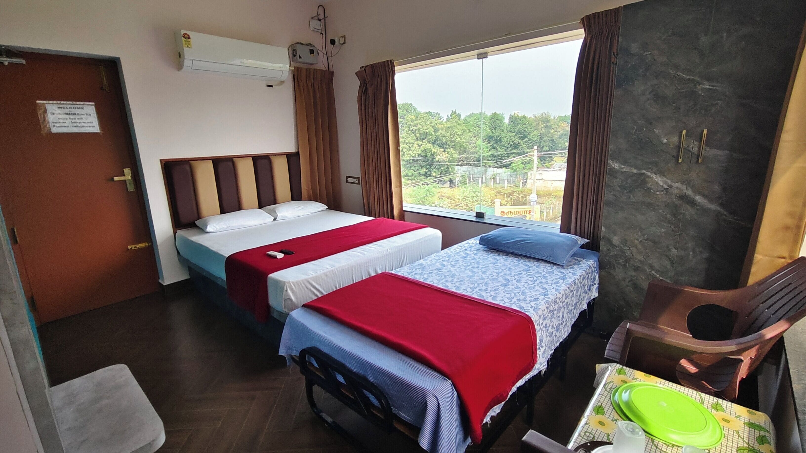 مكتب ومساحة عمل للكمبيوتر المحمول وتجهيزات عازلة للصوت وواي فاي مجانًا