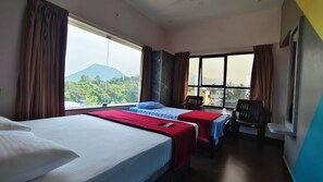 Phòng đôi Deluxe, quang cảnh núi | Bàn, khu vực làm việc phù hợp cho laptop, phòng cách âm 