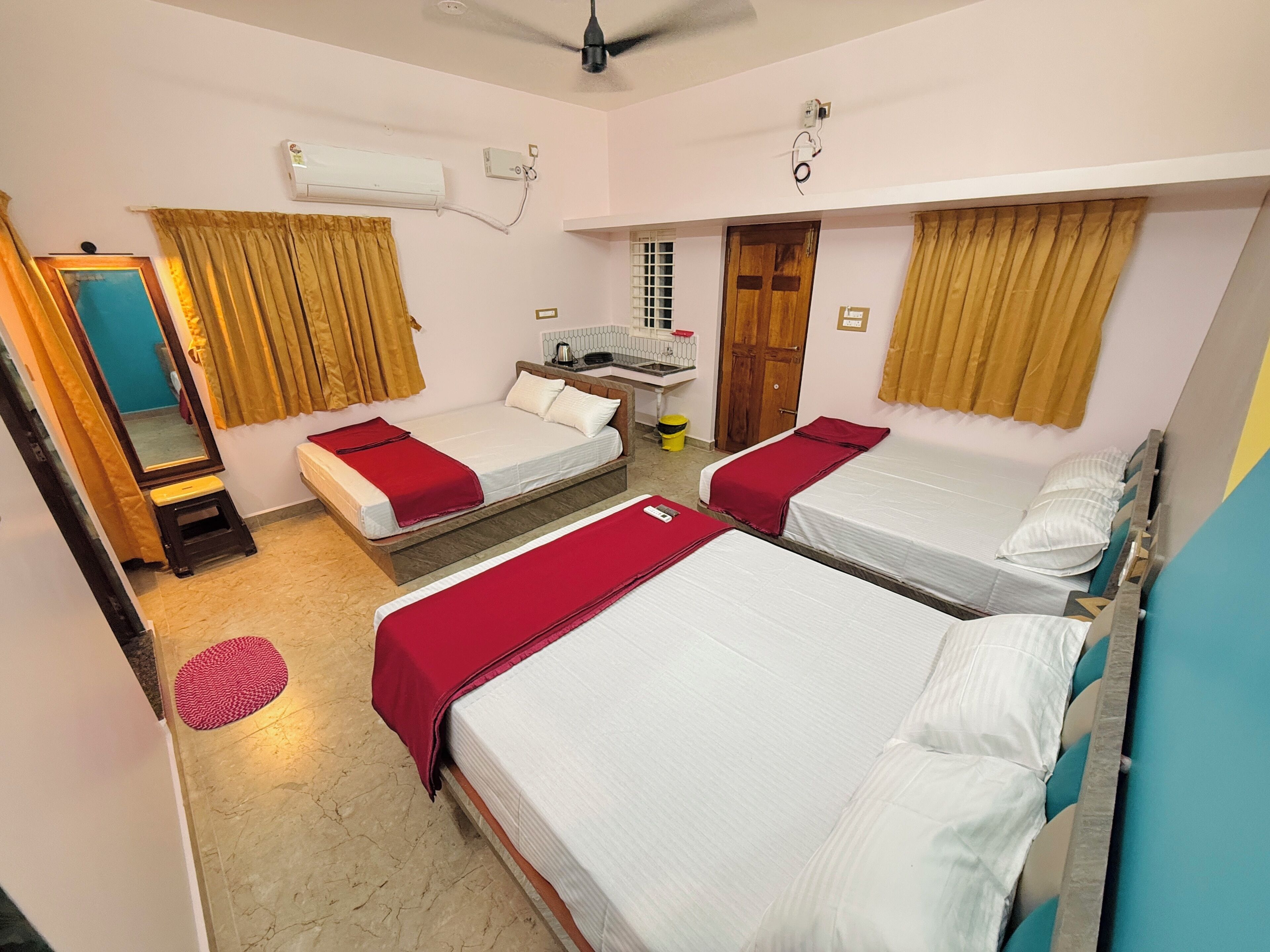 Family Studio Suite | Desk, laptop workspace, free WiFi