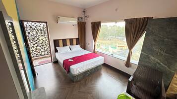 Dobbeltrom – deluxe, fjellutsikt | Skrivebord, skrivebord for bærbar PC, lydisolert og wi-fi (inkludert)