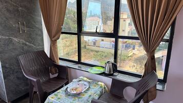 Deluxe Double Room, Mountain View | Dining
