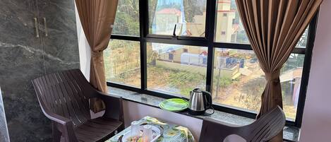 Deluxe Double Room, Mountain View | Dining