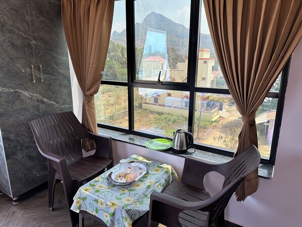 Deluxe Double Room, Mountain View | Dining