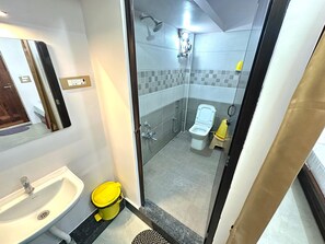 A bathroom with a sink, toilet, and shower. - OM LINGESWARAN Home Stay Tiruvannamalai (Tiruvannamalai)