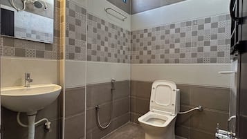 Familie tweepersoonskamer, uitzicht op bergen | Badkamer | Handdoeken, zeep, toiletpapier