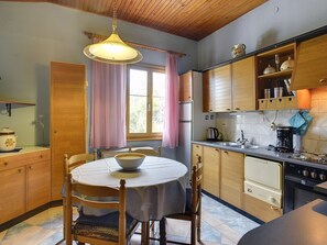 Fridge, microwave, oven, cookware/dishes/utensils - Casa Silvana by Interhome (Pula)