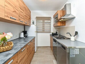 Kylskåp, mikrovågsugn, ugn och diskmaskin