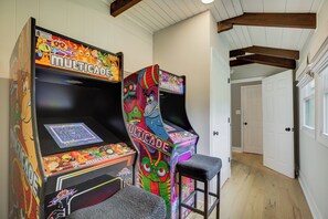 Games room - Spacious 4-Bedroom Lakefront Home w/ Hot Tub, Private Dock & 2 Master Suites (Lake Norman of Catawba)