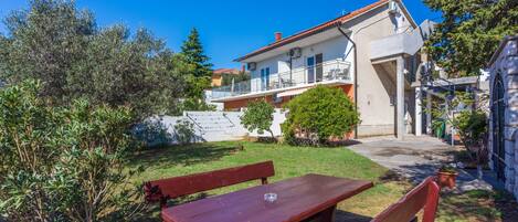 تناول الطعام بالخارج