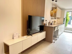 Kühlschrank, Geschirrspüler, Kochgeschirr/Geschirr/Besteck