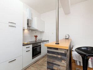 Fridge, oven, cookware/dishes/utensils - Apartment Snjezana - 1 by Interhome (Krk/Njivice)