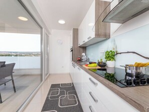 Kylskåp, ugn, diskmaskin och grytor/köksredskap