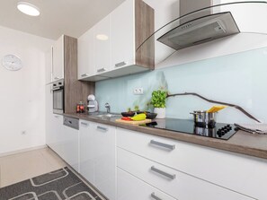 Fridge, oven, dishwasher, cookware/dishes/utensils - Apartment Casa Bella Penthouse by Interhome (Krk/Milohnići)