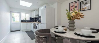 4-Bed Maidstone House Sleeps 8 | Near East Station