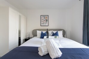 Tabla de planchar con plancha, wifi, ropa de cama