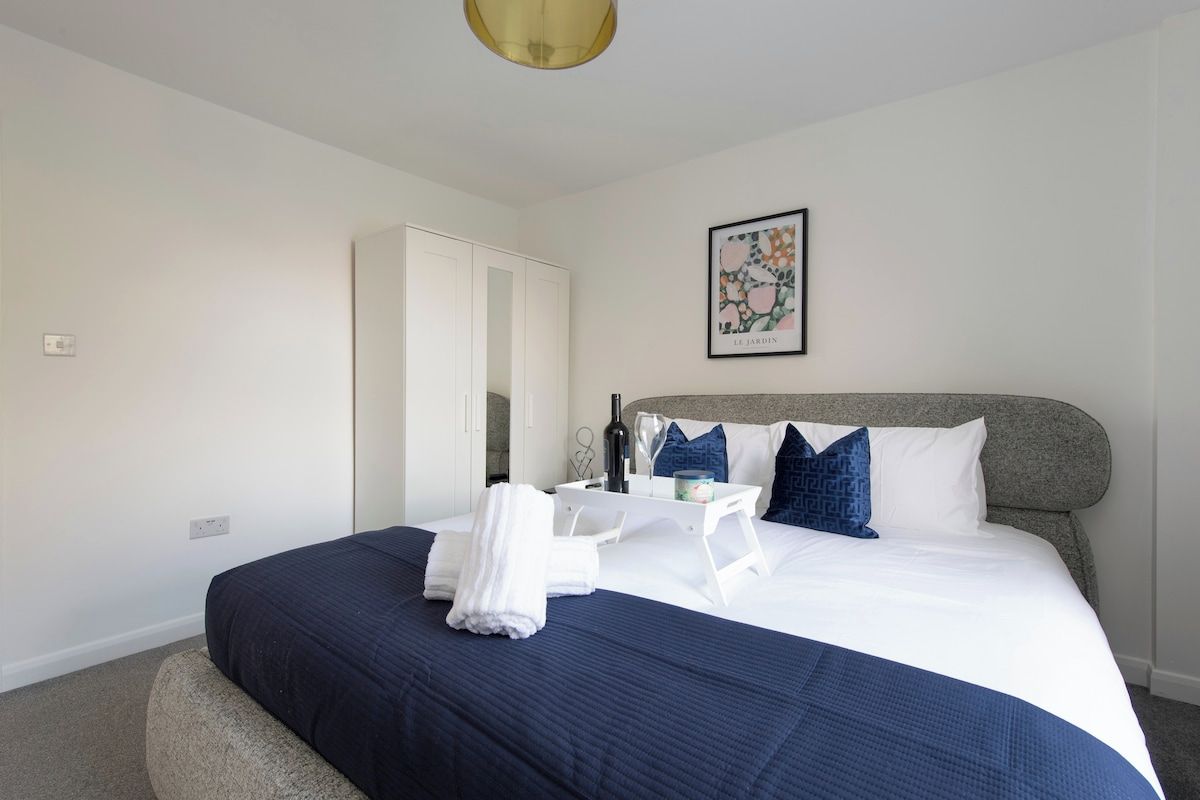 4-bed Maidstone House Sleeps 8 | Near East Station cover image
