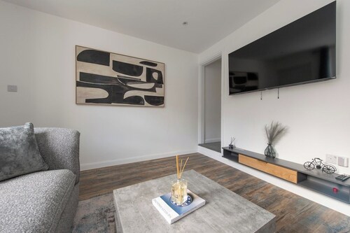 4-bed Maidstone House Sleeps 8 | Near East Station