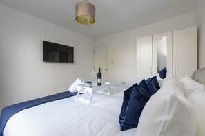 Iron/ironing board, WiFi, bed sheets - Modern 4BR Home I Fast Wi-Fi I Near Town Centre & Station (Maidstone)