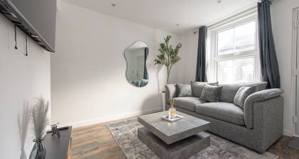 Modern 4BR Home I Fast Wi-Fi I Near Town Centre & Station