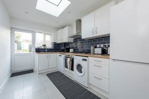 Private kitchen - Modern 4BR Home I Fast Wi-Fi I Near Town Centre & Station (Maidstone)