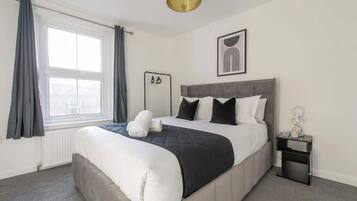 4 bedrooms, iron/ironing board, WiFi, bed sheets