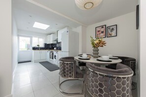 4-bed Maidstone House Sleeps 8 | Near East Station image 6