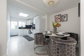 Dining - Modern 4BR Home I Fast Wi-Fi I Near Town Centre & Station (Maidstone)