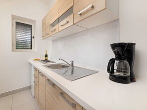 Fridge, microwave, cookware/dishes/utensils - Apartment Ruza by Interhome (Krk/Njivice)