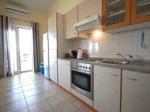 Fridge, microwave, oven, cookware/dishes/utensils - Apartment Nency - 1 by Interhome (Krk/Milohnići)