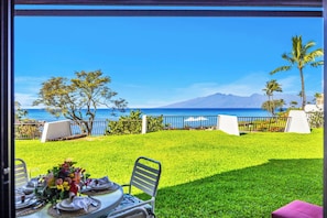 Ein Essbereich mit Blick auf das Meer und die Berge.