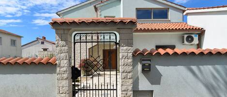 تفاصيل الفندق من الخارج