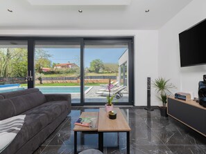 TV - Villa Green Luxury & SPA by Interhome (Nedescina)