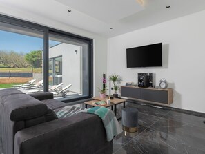 TV - Villa Green Luxury & SPA by Interhome (Nedescina)
