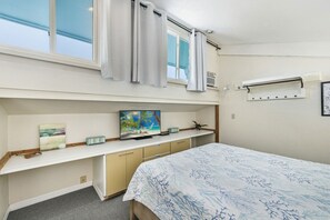 1 bedroom, desk, iron/ironing board, travel cot - A Wave From It All at Park Place (Cedar Key)