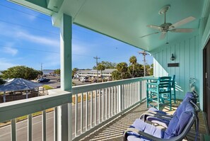 Outdoor dining - A Wave From It All at Park Place (Cedar Key)