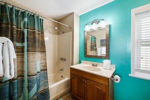 Hair dryer, towels - Gulfview Retreat on Dock Street (Cedar Key)