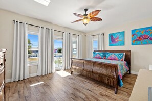 Työpöytä, silitysrauta/-lauta, vauvan matkasänky, Wi-Fi