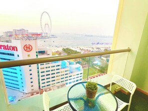 Outdoor dining - JBR_Full Sea View_4BR _3 min to Beach _7-12PAX (MARSA DUBAI)