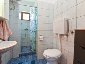 Bathroom - Apartment 2250 by Interhome (Fažana)